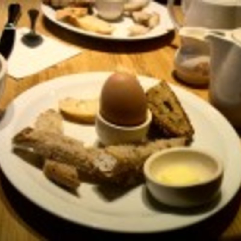 半熟玉子1個とブレッド盛り合わせ(ル パン コティディアン 日比谷店 （Le pain Quotidien）)