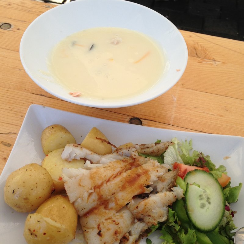 鱈の鉄板焼きポテト添え(Bryggen Fish Market)