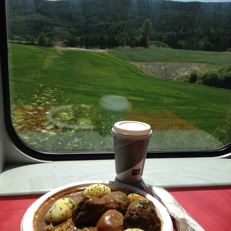 ノルウェー伝統料理ミートボールとマッシュグリーンピース(ベルゲン鉄道食堂車)