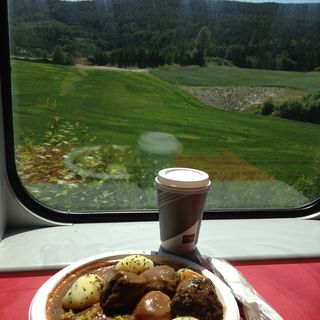 ノルウェー伝統料理ミートボールとマッシュグリーンピース(ベルゲン鉄道食堂車)