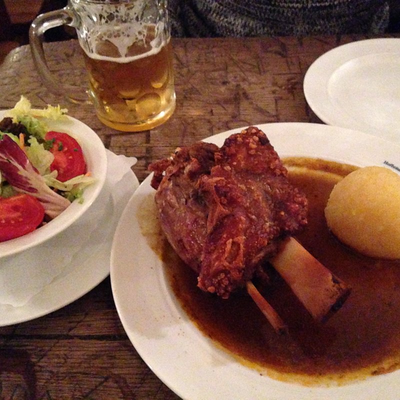 豚足丸ごと焼き(Hofbrauhaus)