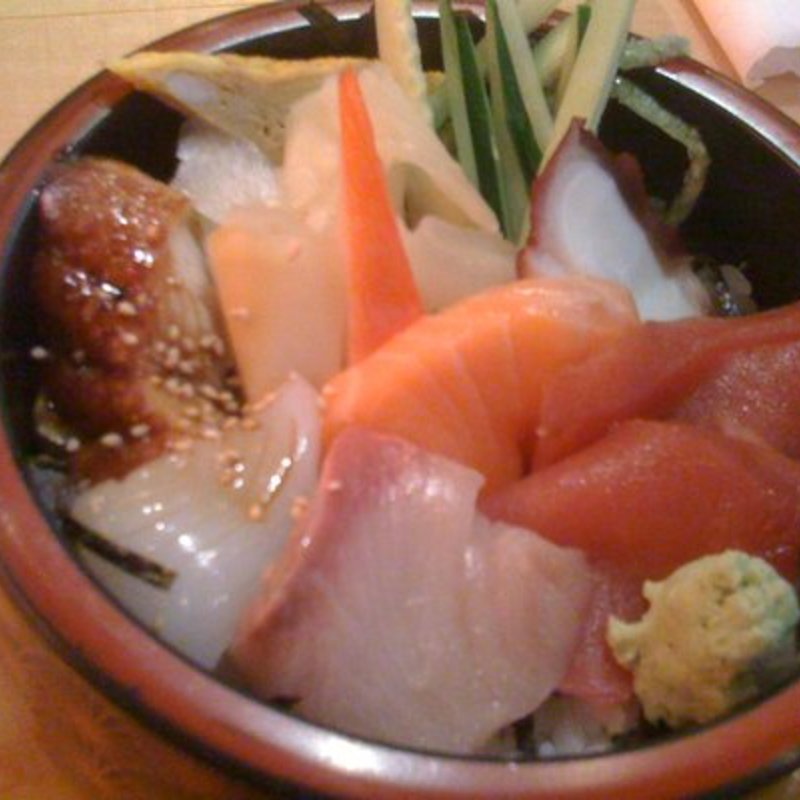 Chirashi Donburi bowl(Kin Chan Sushi)