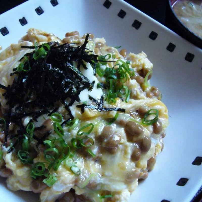 卵と納豆どん(ごはん屋 たんぽぽ )