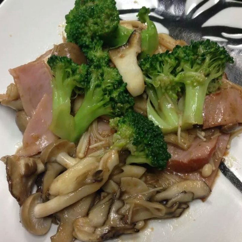 きのことブロッコリーのソテー(ごはん屋 たんぽぽ )