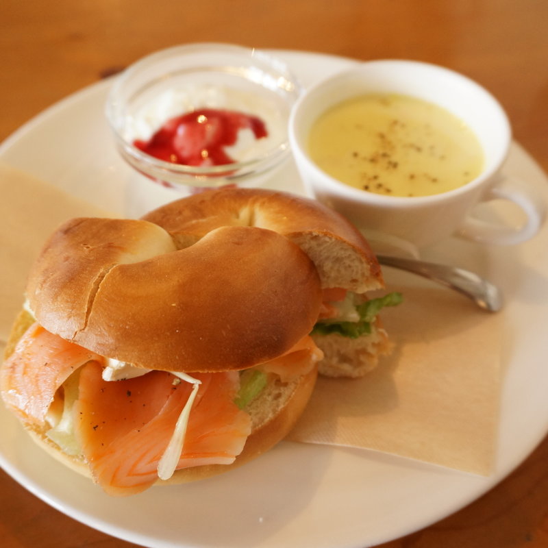 スモークサーモンとクリームチーズのベーグルサンド(BLUE BEIGE CAFE)