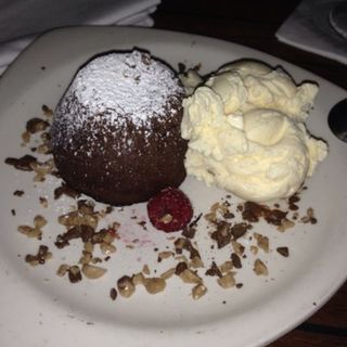 Lava cake with ice cream(Chart House Waikiki)