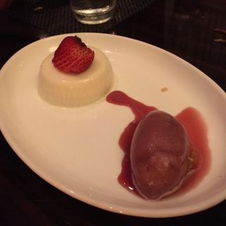 Lychee Panna Cotta(BLT Steak)