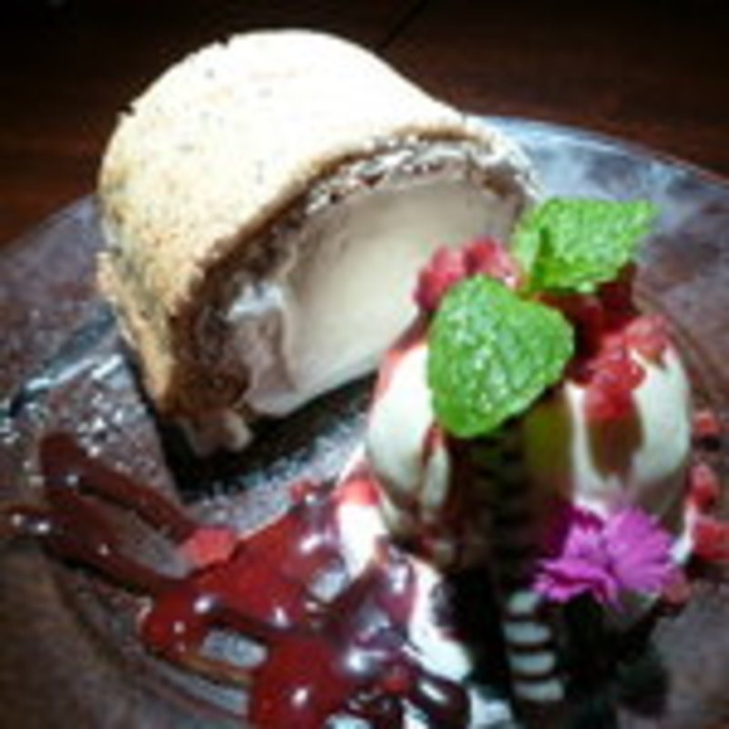 紅茶のもちもちロールケーキ　バニラアイス添え(CAFE DINING BAR Trinity 南堀江店 （カフェ ダイニングバール トリニティ）)