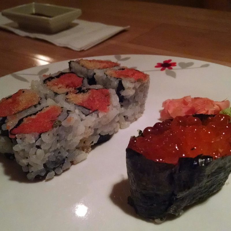 スパイシーロールといくら軍艦巻き(Fuji Sushi West)