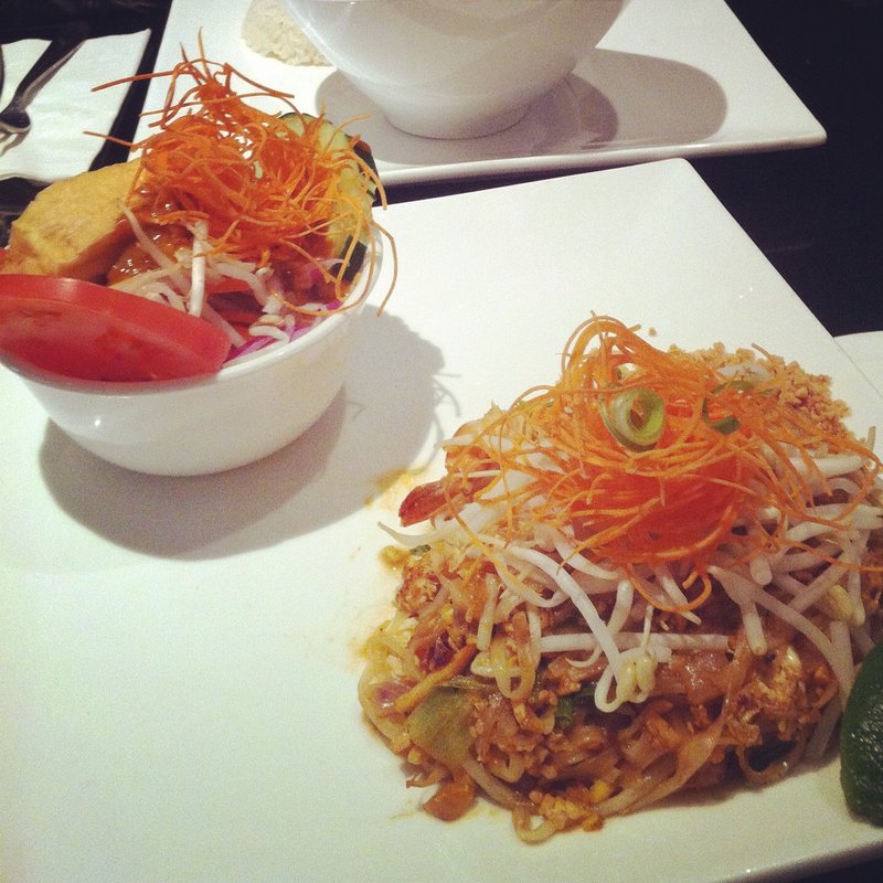 Chicken Pad Thai (ROOM SERVICE)