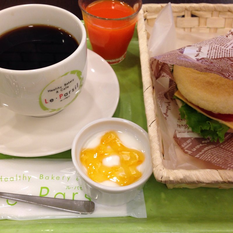 ツナマフィンモーニングセット(ベーカリー＆カフェ ル・パセリ)