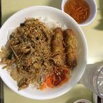Vermicelli with chicken and spring rolls
