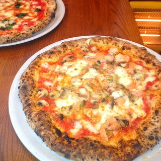 サーモンとマッシュルームピッツァ(Pizzeria Trattoria Vomero)