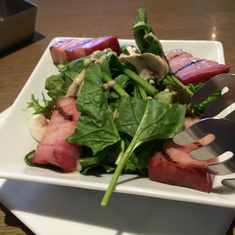 グリルした厚切りベーコンとほうれん草とマッシュルームのサラダ(マーサーカフェダンロ)