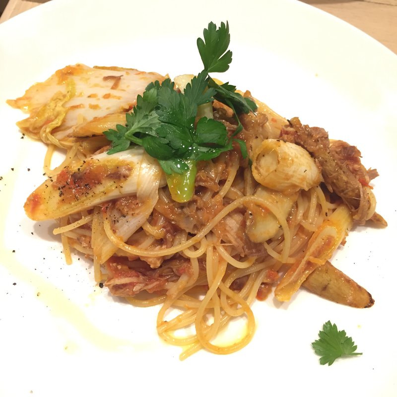 お肉の煮込みソース 葱と牛蒡と白菜のパスタ(ハタケカフェ)