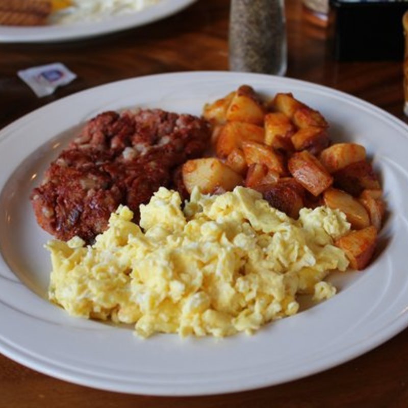 Corned beef hash, potatoes and scrambled egss(Vit’s Hawaiian Steak House)