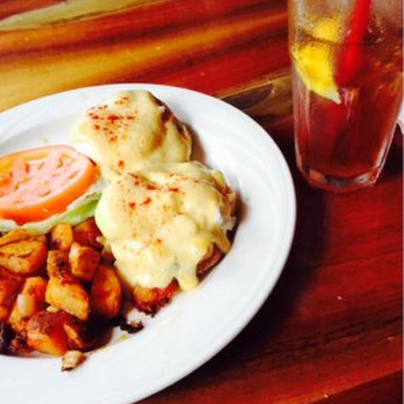 Egg benedict(Vit’s Hawaiian Steak House)