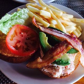 Crab, avocado & bacon sandwich(Uncle’s Fish Market and Grill)