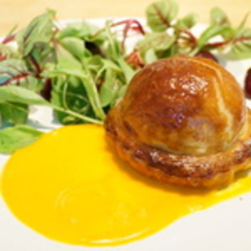 短角牛挽肉のラグー、モッツァレラチーズと帆立貝ムースのパイ包み(ラ・ボンヌターブル)