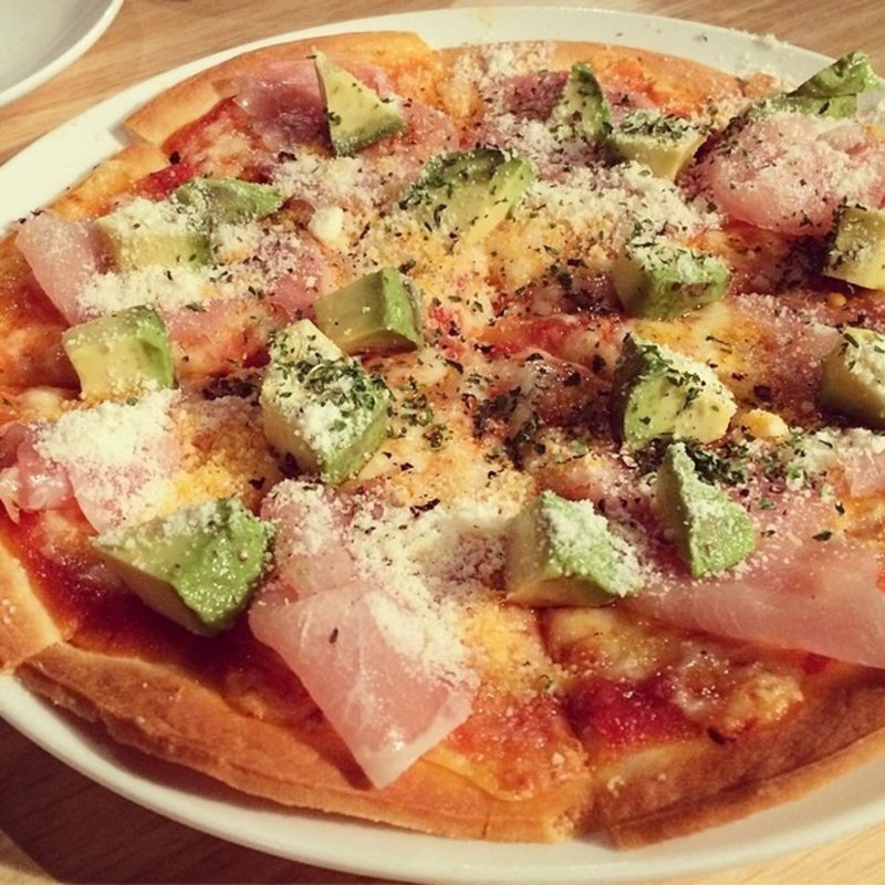 生ハムとアボカドのピザ(サーモンバル パーシャ)