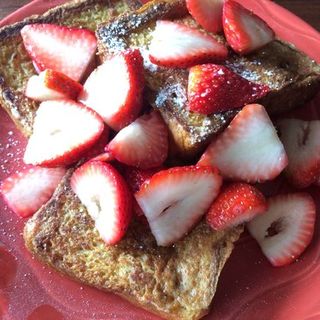 French toast with strawberries(Bogart’s Cafe)