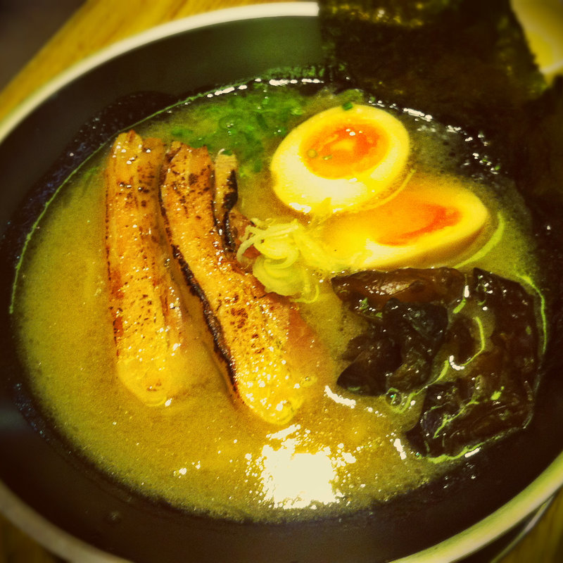 Wスープ豚骨らーめん(SANPOUTEI RAMEN)