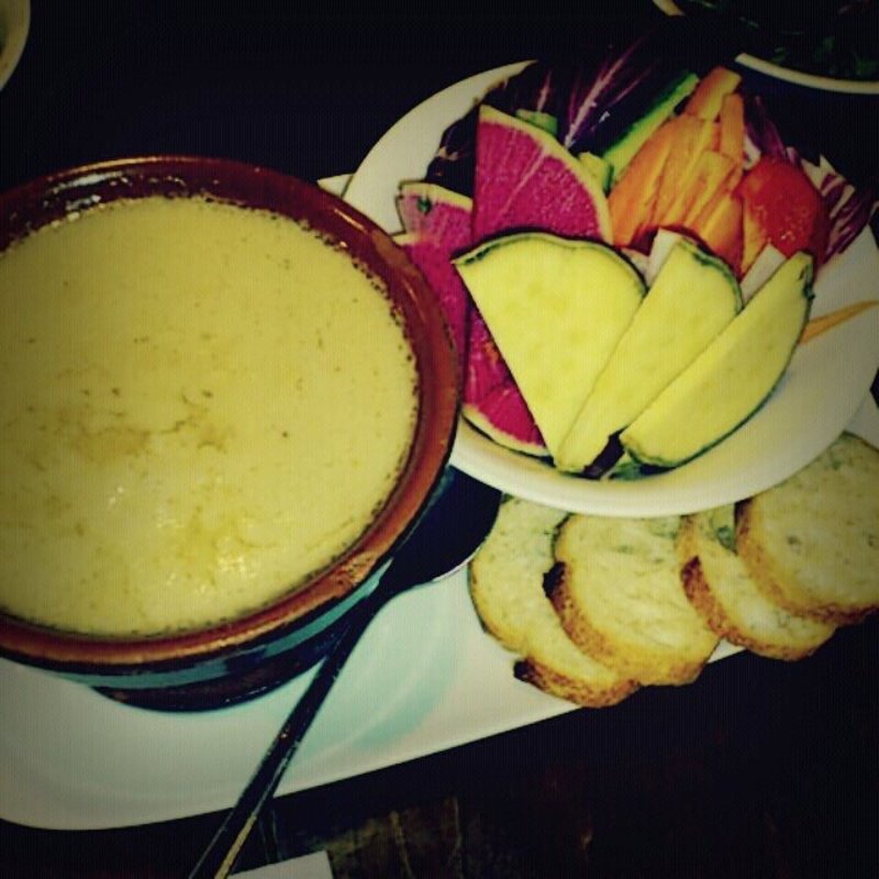 バーニャカウダ（野菜スティックとニンニク・アンチョビのフォンデュ）(テルツォ TERZO3)