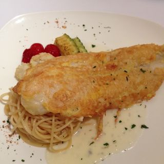 白身魚のステーキのガーリックパスタ(Okapi Restaurant)