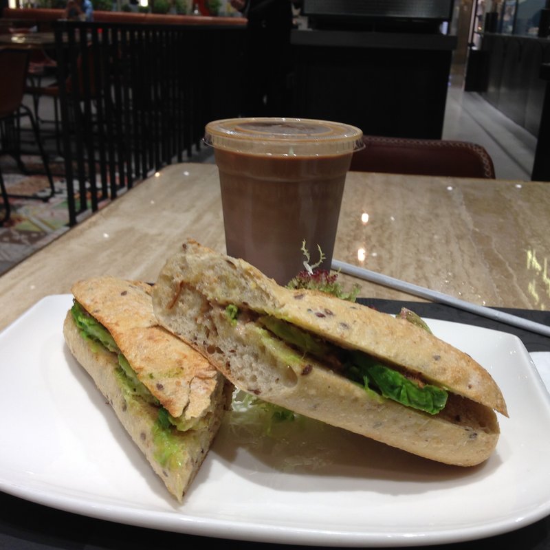 アボカドツナサンド(agnès b. LE PAIN GRILLÉ)