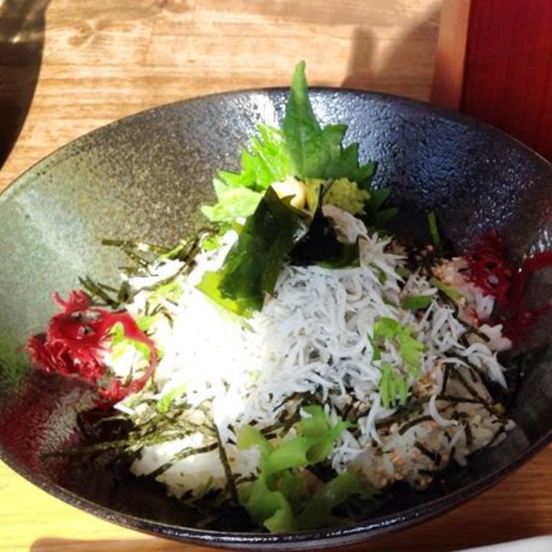 特上釜あげしらす丼と寿雀卵定食(稲村ヶ崎食堂 （いなむらがさきしょくどう）)