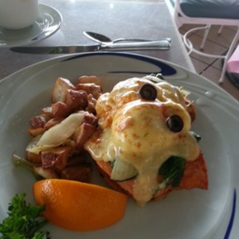 Salmon Florentine sans the bacon(Hau Tree Lanai Restaurant)