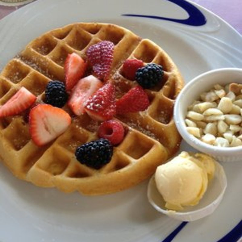 Belgian waffle with fruit(Hau Tree Lanai Restaurant)