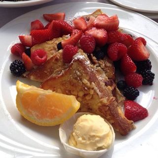 Hawaiian style French toast(Hau Tree Lanai Restaurant)