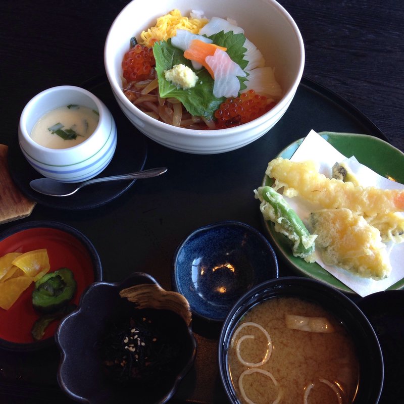 うさぎの三段跳び丼(おさかなダイニング ぎんりん亭 （おさかなだいにんぐ ぎんりんてい）)