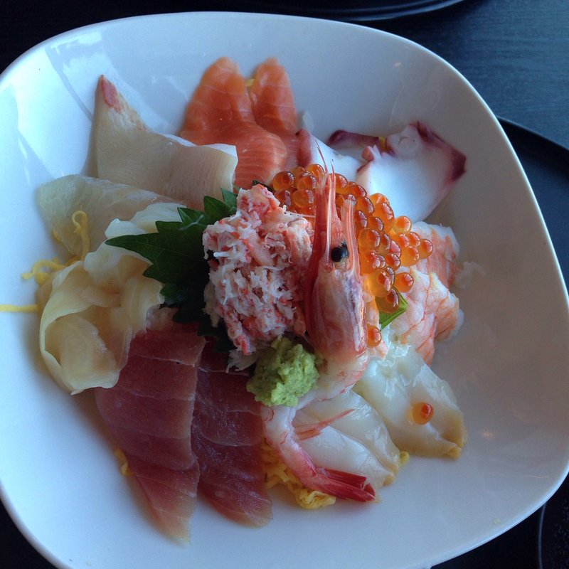 彩り海鮮丼(おさかなダイニング ぎんりん亭 （おさかなだいにんぐ ぎんりんてい）)