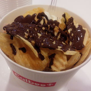 ポテトチップス＋ロイズのチョコ味＋ソフトクリーム(カルビープラス 東京駅店)
