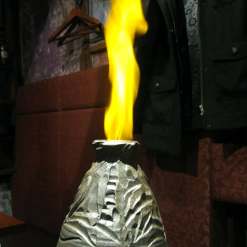 マグロのステーキ　ボルケーノ・フランベ(貝殻荘 神楽坂本店)