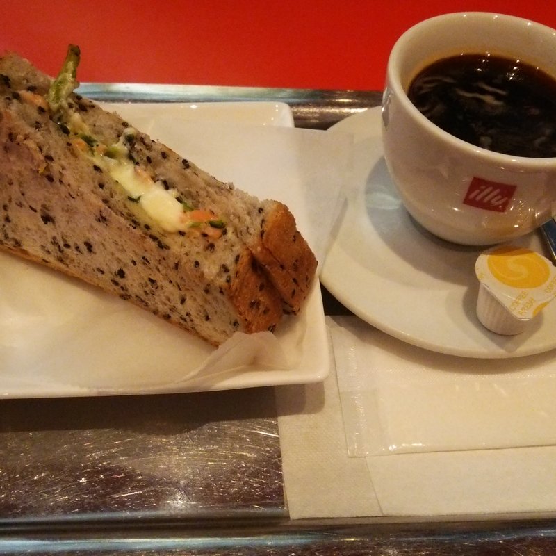 バジルとスモークハムのパニーニ(illy CAFFE 有楽町イトシア店)