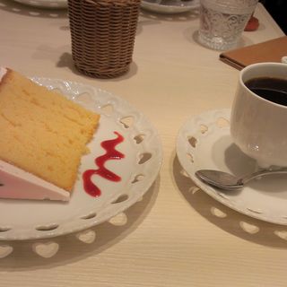 さくらシフォンケーキ(お菓子の国のアリスカフェ （Alice Café）)