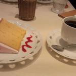 さくらシフォンケーキ(お菓子の国のアリスカフェ （Alice Café）)