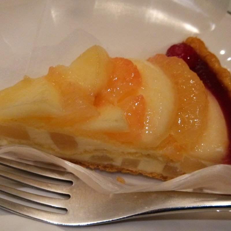 桃とグレープフルーツのタルト(キル フェ ボン グランメゾン銀座 （Qu'il fait bon）)