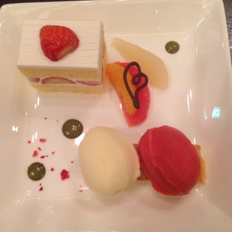 苺のショートケーキとバニラアイスクリーム　フルーツ添え(八芳園 )