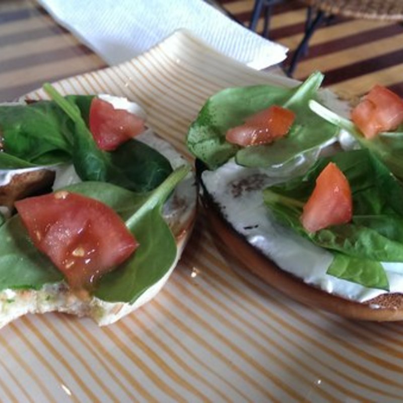 Garden bagel (Hawaiian Island Cafe)