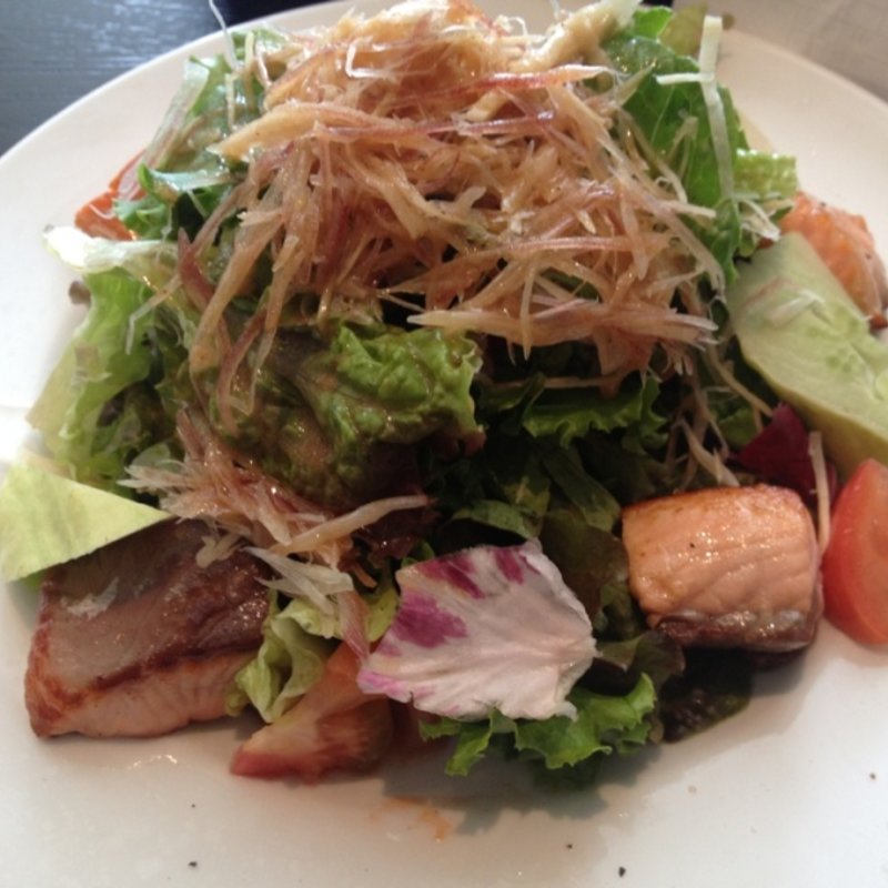 魚のソテーとグリーン野菜のサラダ(THE CITY BAKERY BRASSERIE RUBIN)