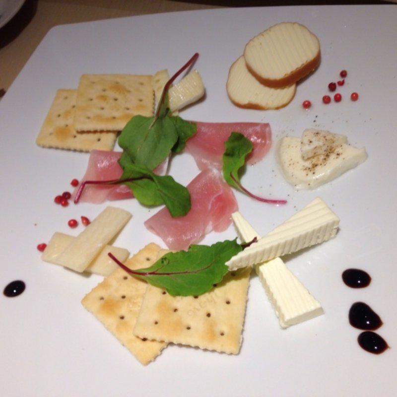 生ハムと五種のチーズの盛り合わせ(ウメ子の家 品川駅前店 )