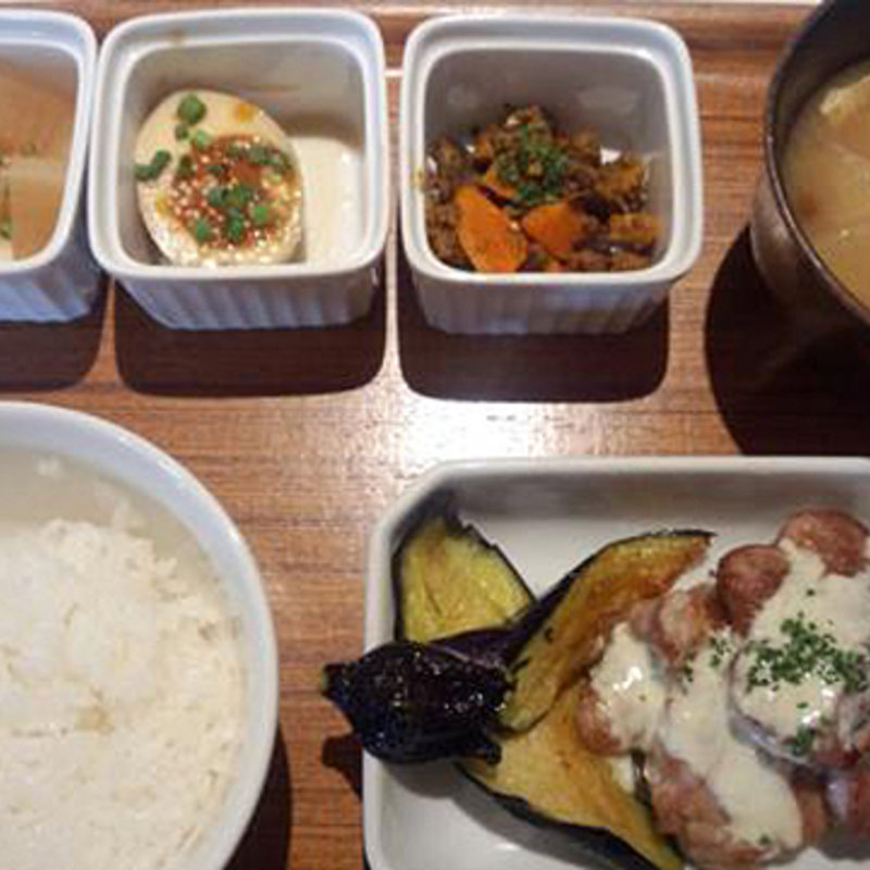 チキンソテー　ゴルゴンゾーラソース(MID ミッドダイニング)