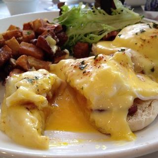 Eggs Benedict(Aloha Kitchen)