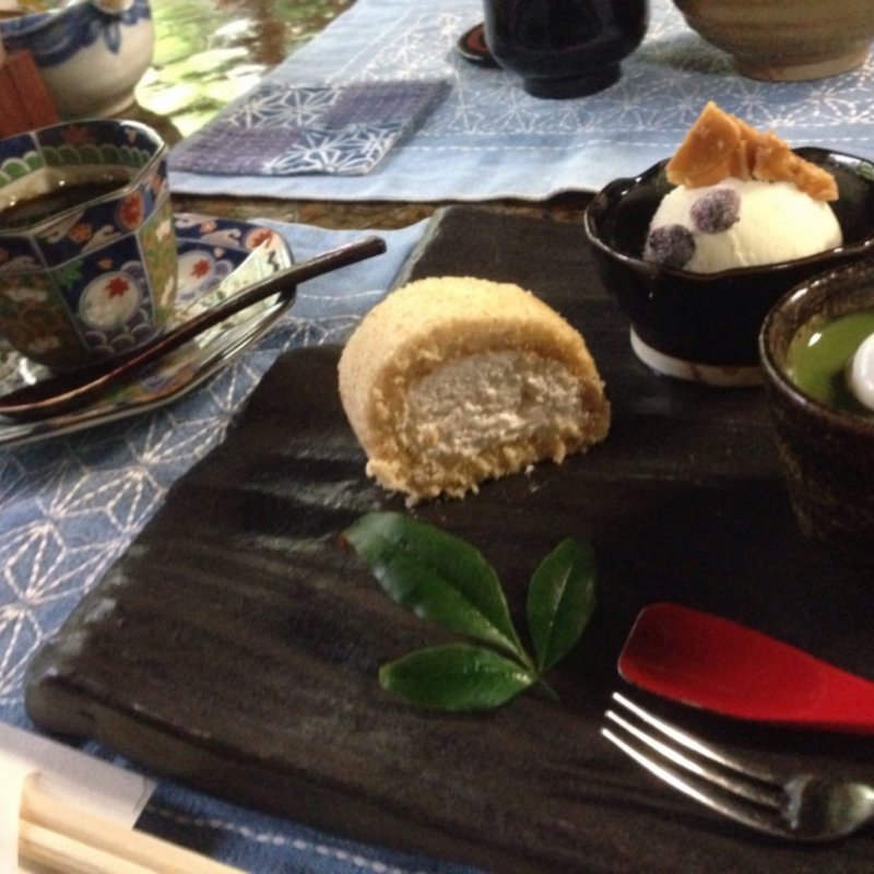 蕎麦茶のロールケーキと蕎麦の小豆よせとアイス添え(たからい)