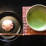 お抹茶と生菓子(鶴屋吉信 （つるやよしのぶ）)