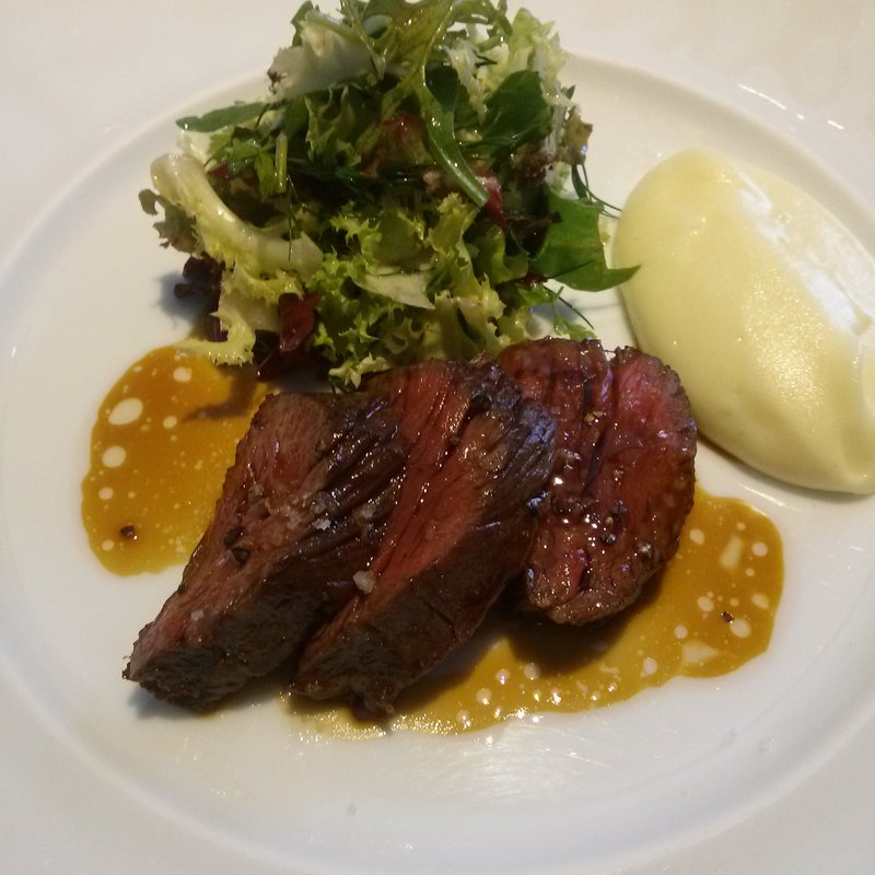 特選和牛バヴェットのロティ滑らかなジャガイモのピュレ田園風サラダと共に(ラターブル ドゥ ジョエルロブション)